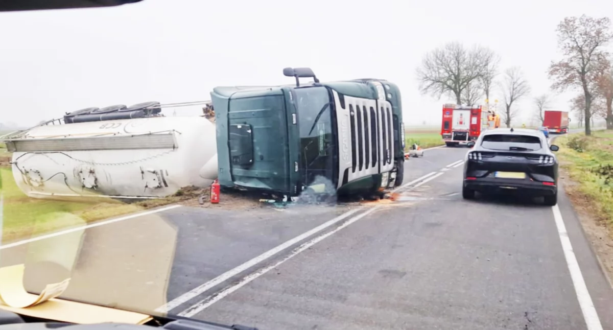 Przewrócona cysterna z cementem: kierowca z pajęczańskiego w szpitalu