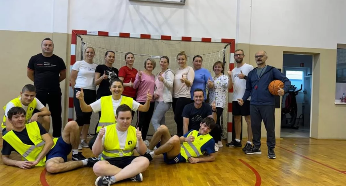 W Gromadzicach rodzice, uczniowie oraz nauczyciele łączą siły w  tradycyjnym meczu koszykówki