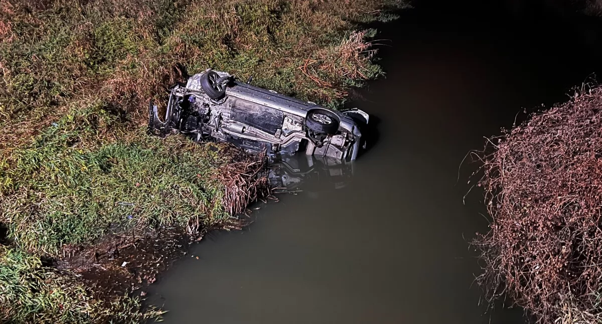 18-latek stracił panowanie nad autem - peugeot spadł z mostu prosto do rzeki
