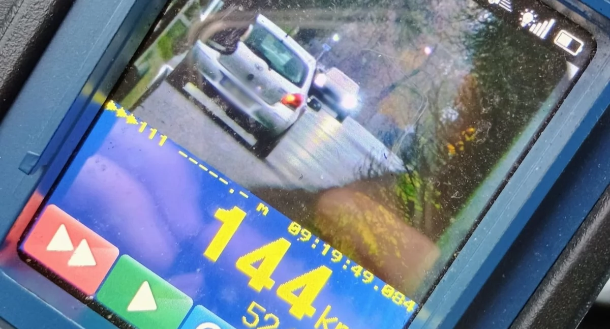 Rajd pirata drogowego w porsche - gnał blisko 150 km/h w obszarze zabudowanym!
