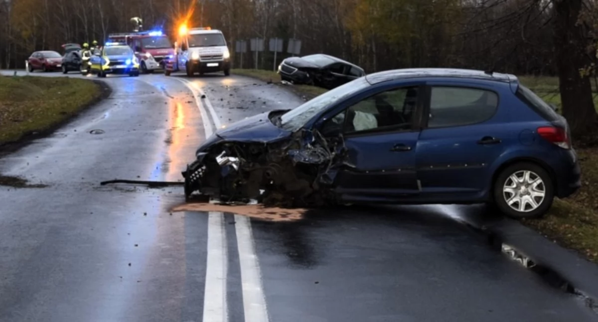 Czołowe zderzenie dwóch aut - kierowcy trafili do szpitala