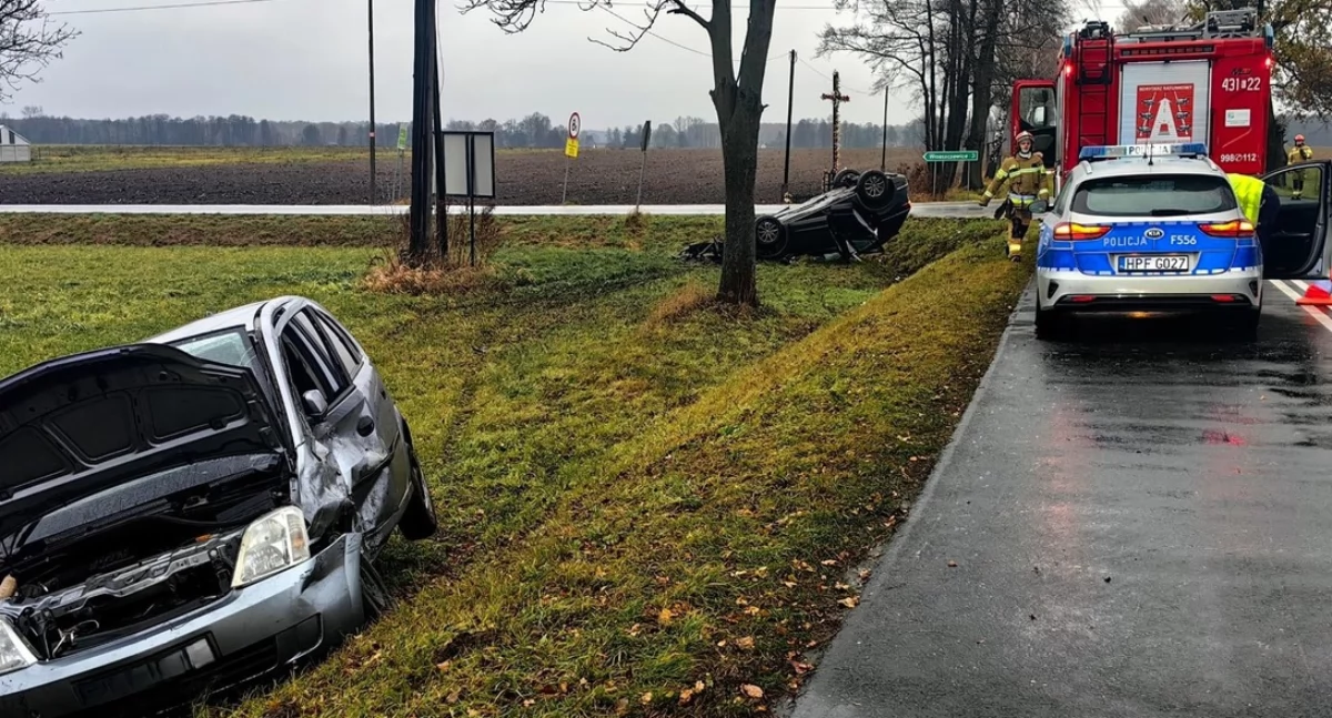 Zderzenie dwóch aut na skrzyżowaniu - 78-latek trafił do szpitala