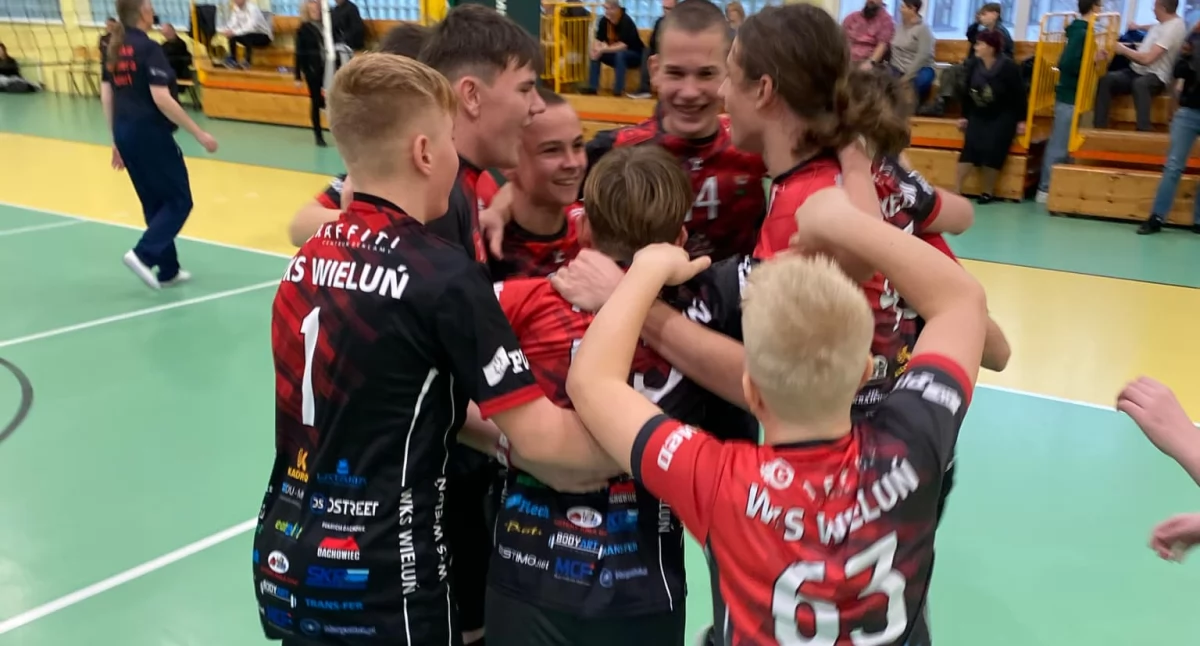 Młodzi siatkarze WKS-u Wieluń triumfują w Dobroniu