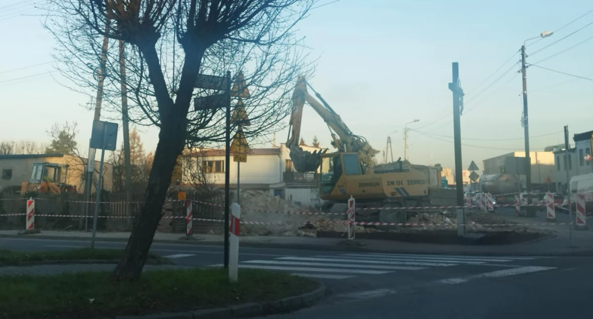 Budowa ronda w Wieluniu. Wyburzyli budynek przy skrzyżowaniu Krakowskiego Przedmieścia z Warszawską