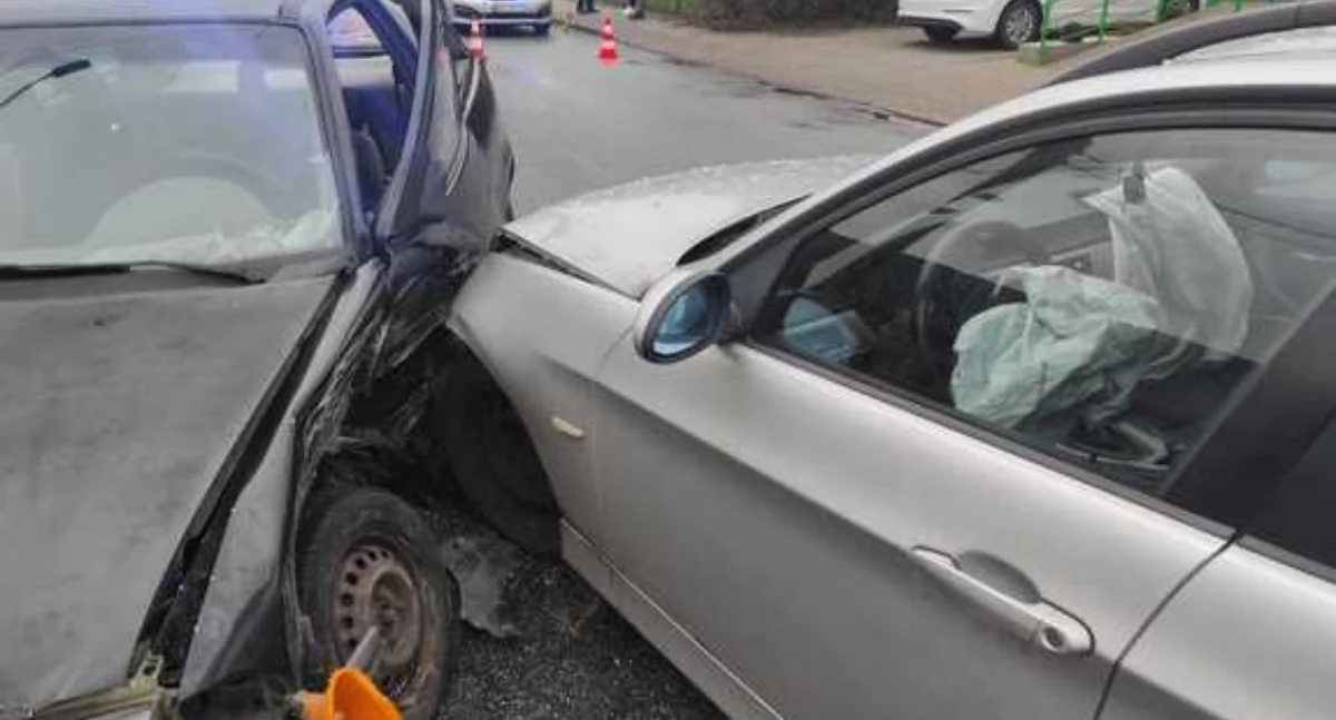 Opel uderzył w bmw - 32-letni kierowca z Ukrainy trafił do szpitala
