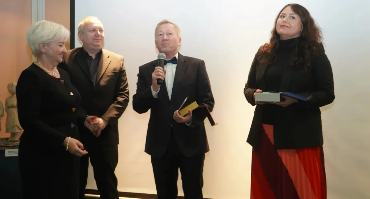 Muzeum Ziemi Wieluńskiej odznaczone medalem „Zasłużony Kulturze Gloria Artis”. Dyrektor MZW odebrał wyróżnienie z rąk wojewody