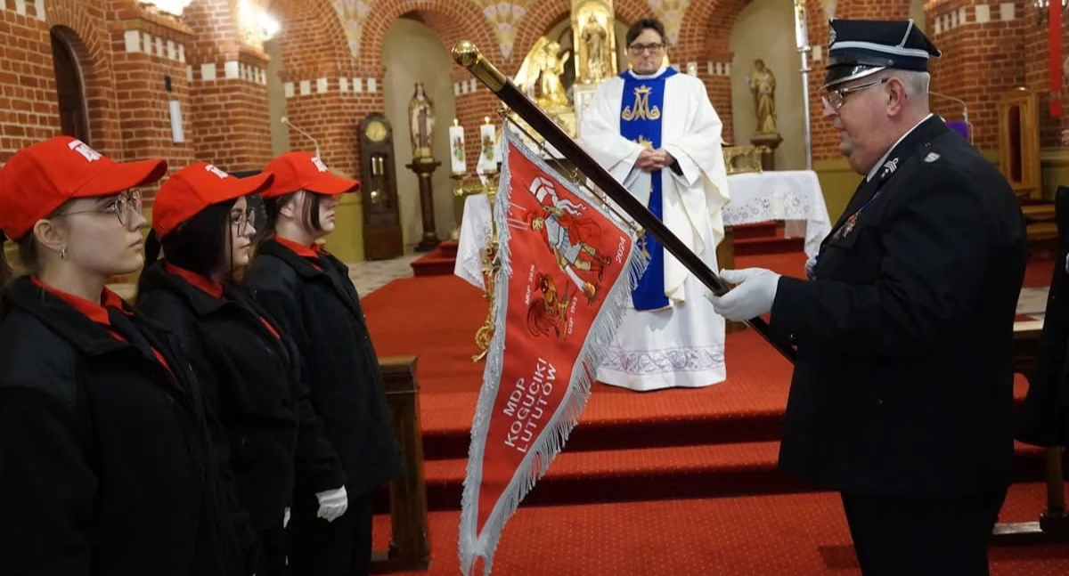 OSP Lututów: Młodzieżowa Drużyna Pożarnicza „Koguciki” z własnym proporcem