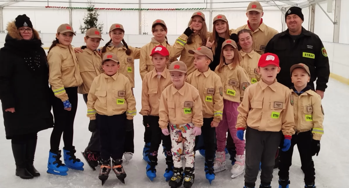 Mikołajki na sportowo – dzieci i młodzież z OSP Kamionka na lodowisku