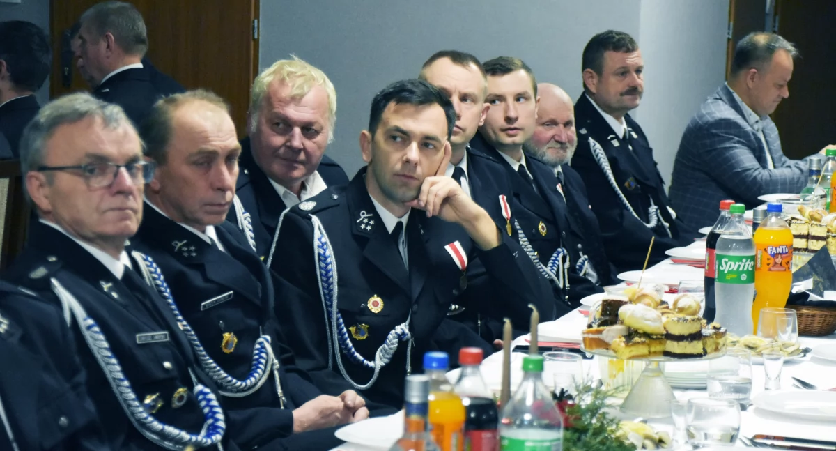 Spotkanie Wigilijne jednostek OSP z terenu gminy Ostrówek: druhowie połamali się opłatkiem