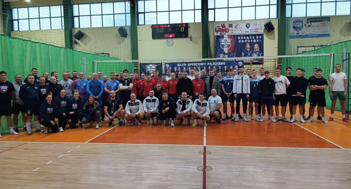 Siatkarskie emocje na Mikołajkowym Turnieju w Pajęcznie. Gymnasion Pajęczno najlepsze, w tle charytatywna pomoc