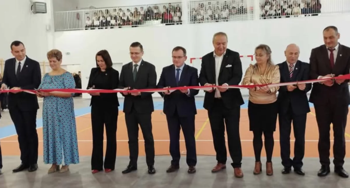 Otwarcie nowej hali sportowej w Siemkowicach: sukces obecnych i byłych władz gminy