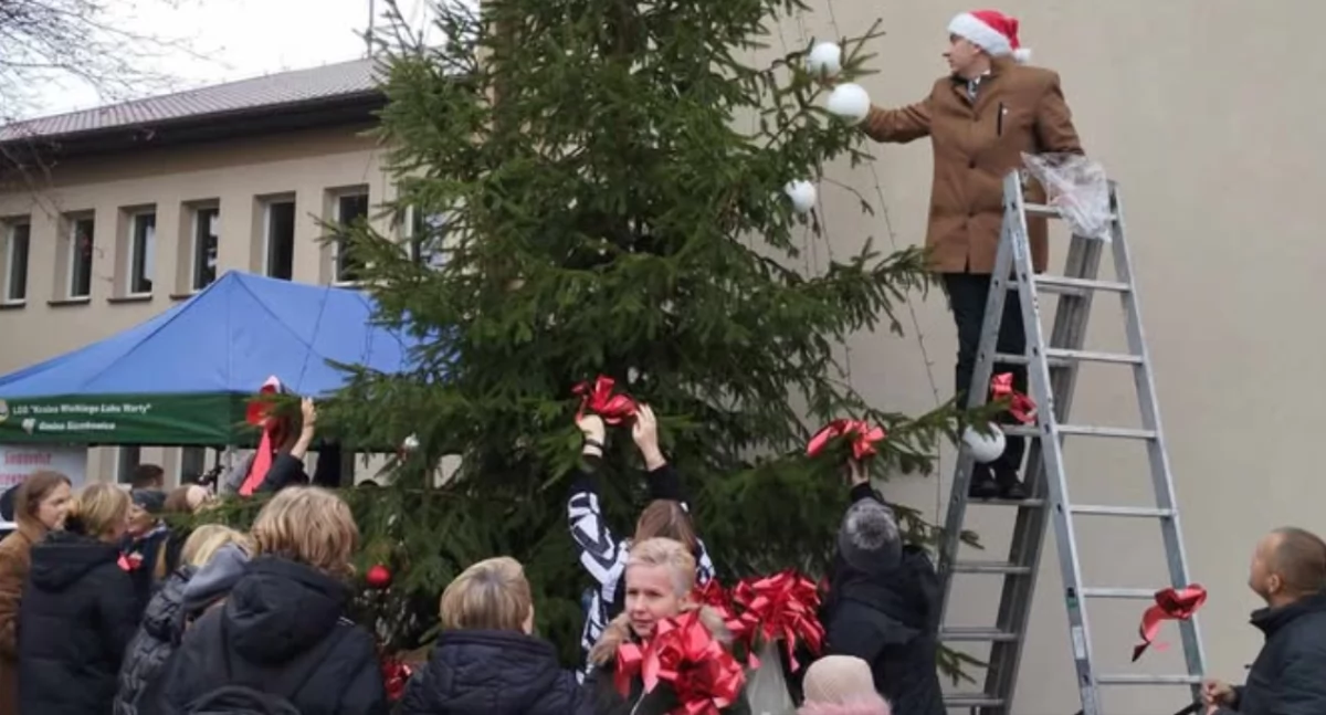 Wspólne ubieranie choinki w Siemkowicach: Święta na całego