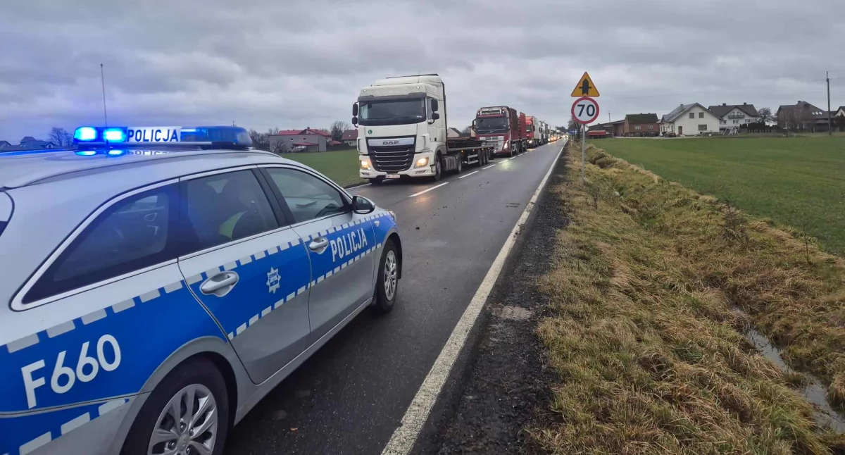 Wypadek pod Wieluniem: na drodze przewróciła się naczepa tira