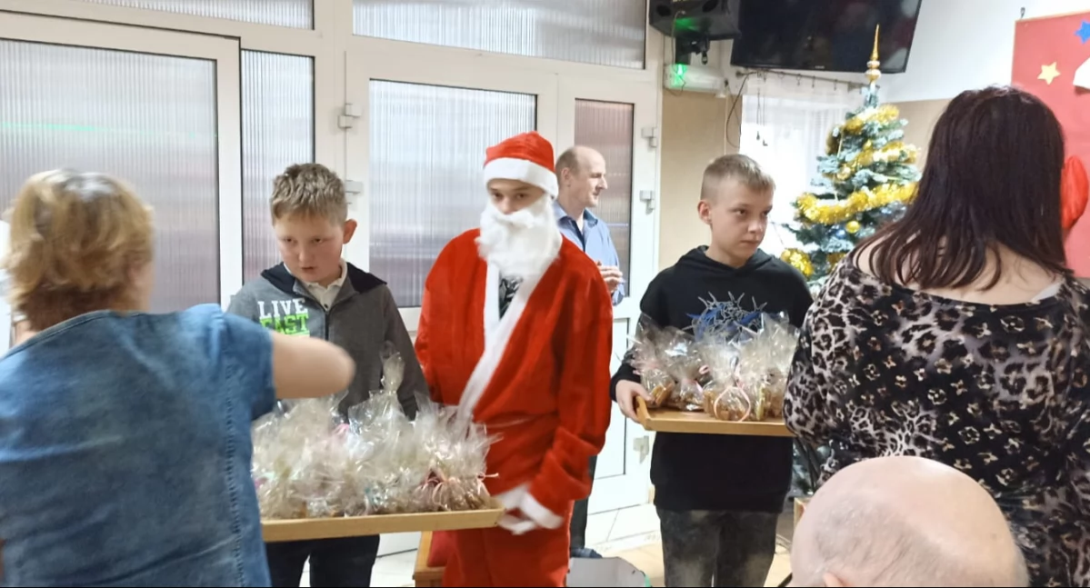 Świąteczna wizyta uczniów z Osjakowa w Domu Pomocy Społecznej w Skrzynnie