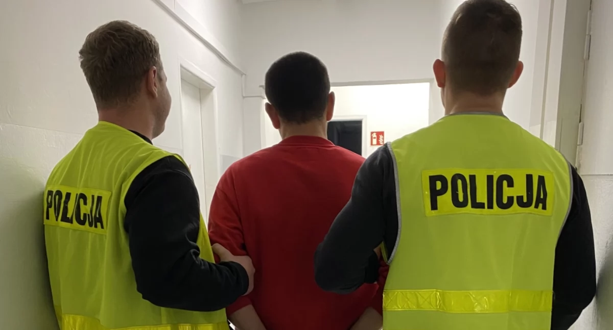 37-latek uciekał przed policją, a potem potrącił funkcjonariusza autem - był kompletnie pijany