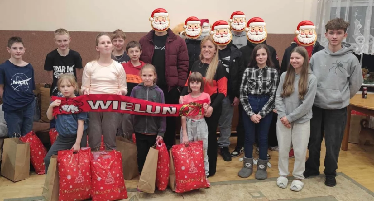 Kibice Widzewa z Wielunia odwiedzili Dom Dziecka w Komornikach