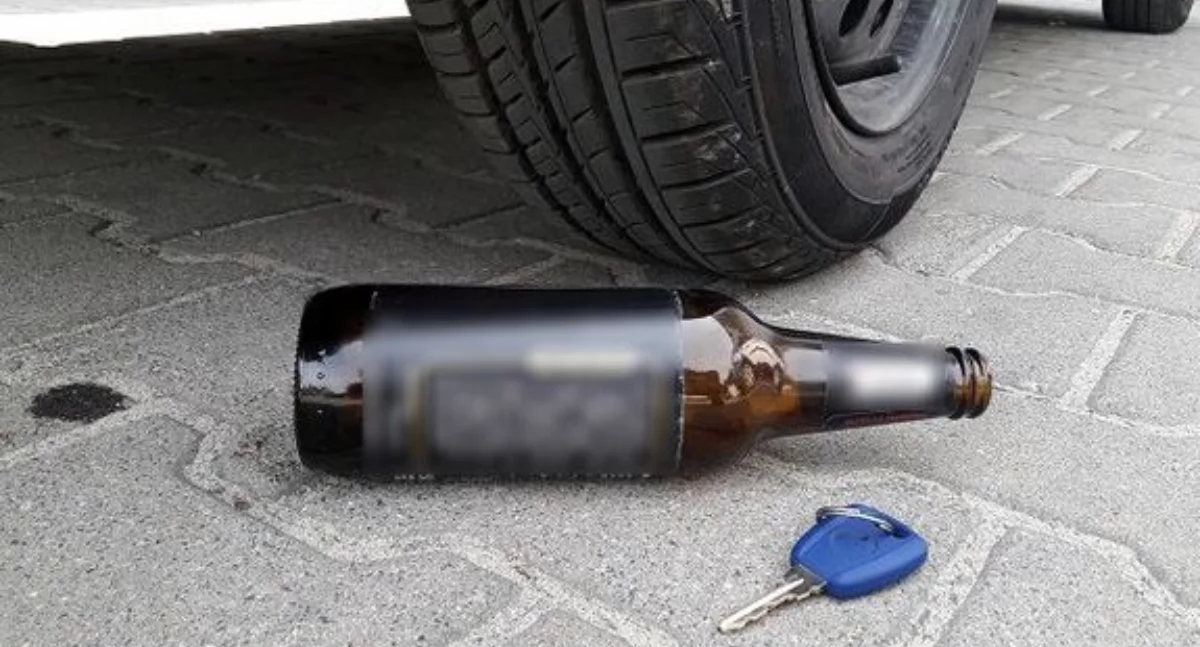 Zaparkował blisko ściany marketu i... zasnął, bo był pijany