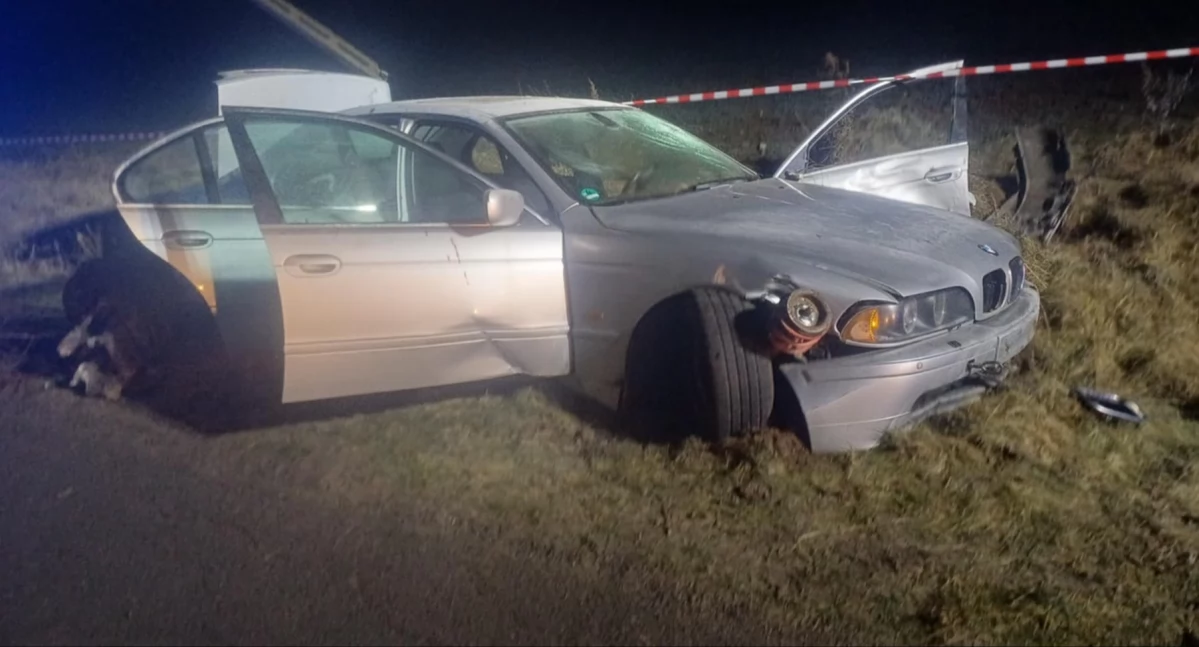 Wypadek w Bolkowie: Rozbity samochód BMW w rowie, kierowcy nie ma