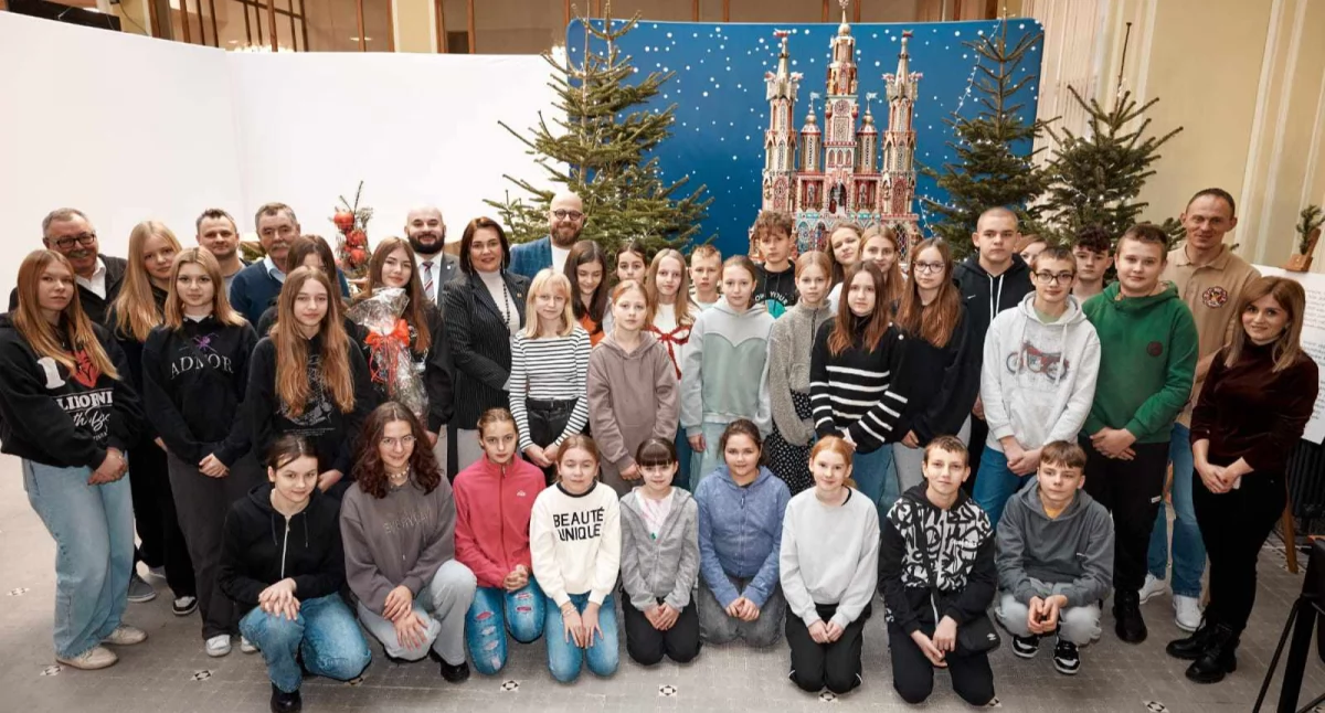 Strażacy i młodzież z Skrzynna na edukacyjnym wyjeździe do Łodzi: sejmik wojewódzki i nowoczesna straż pożarna