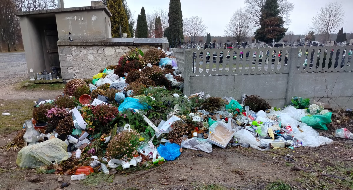 Cmentarz tonie w śmieciach: ksiądz i grabarz odpierają zarzuty