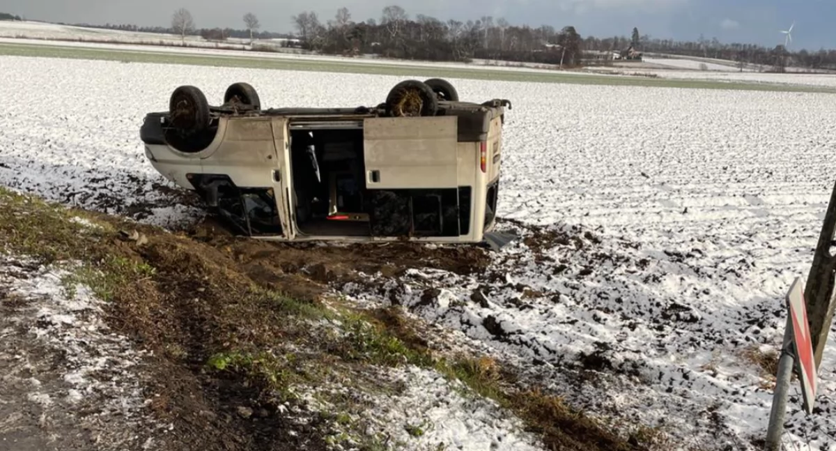 34-latek dachował busem - trzech pasażerów trafiło do szpitala