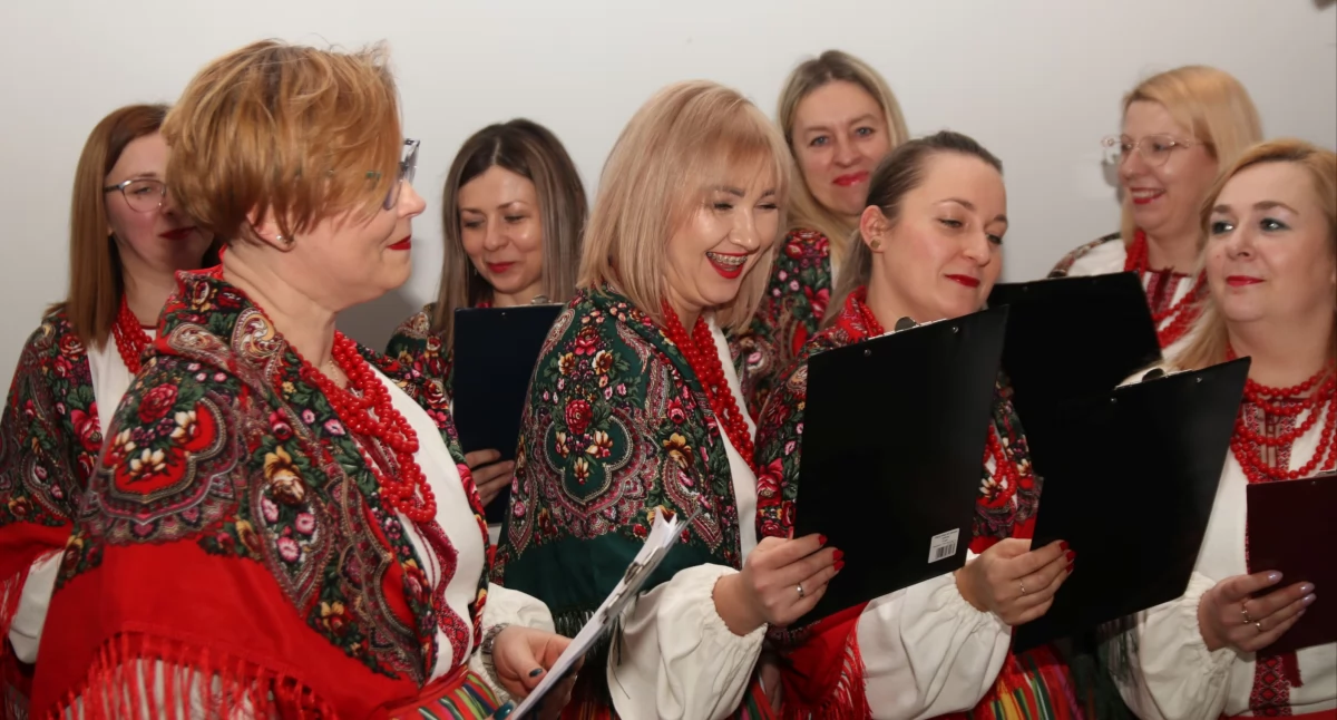 Świąteczne spotkanie w Dąbrowie k. Wielunia. Stowarzyszenie Gospodyń Wiejskich zaprezentowało się w nowych strojach 