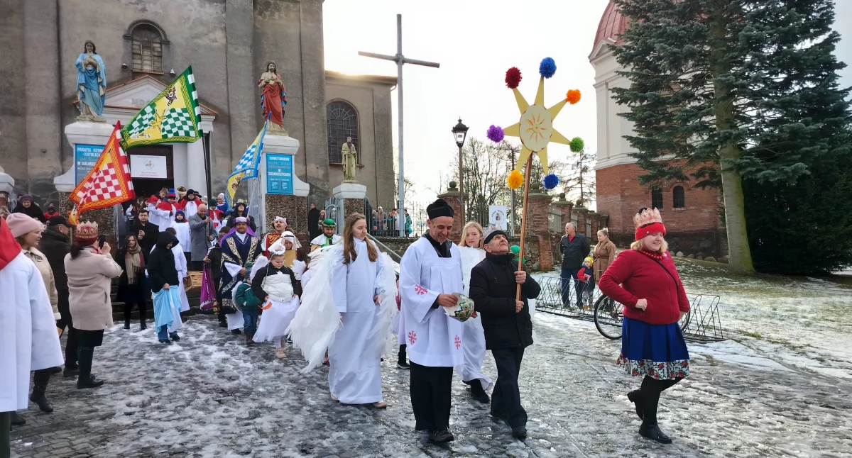 Orszak Trzech Króli w Sulmierzycach okraszony zdrowotnymi jabłuszkami