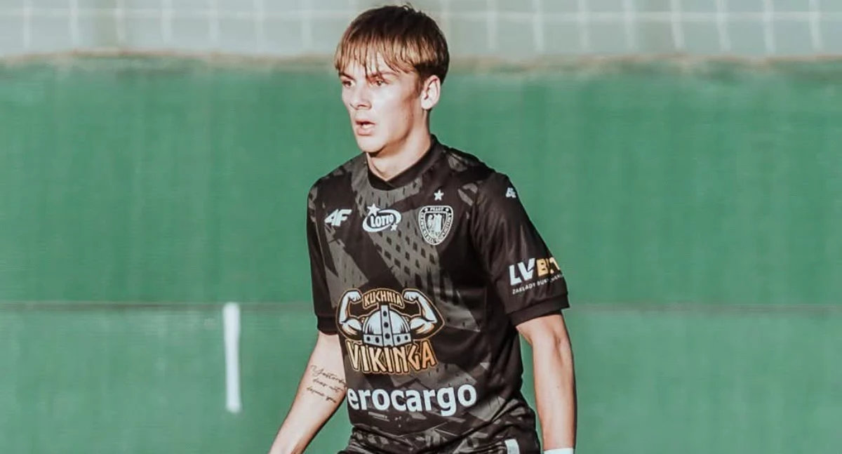 Jakub Skupień w akcji z Viktorią Pilzno. Młody talent pochodzący z Wielunia w barwach Piasta Gliwice zbiera pochwały