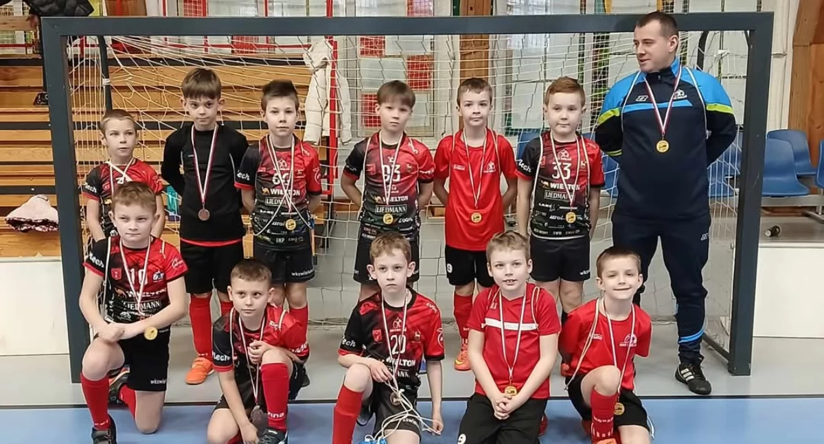 Młodzi piłkarze z regionu pokazali talent w Praszce – turniej pełen emocji i fair play