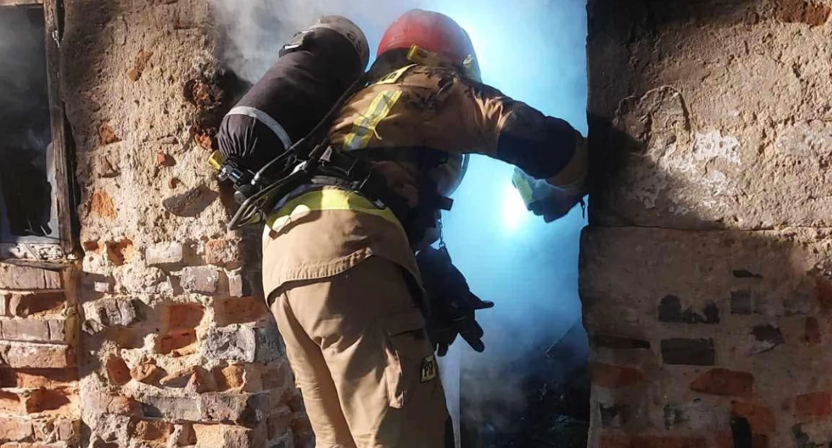 Niebezpieczny pożar budynku gospodarczego w Kolonii Raduckiej