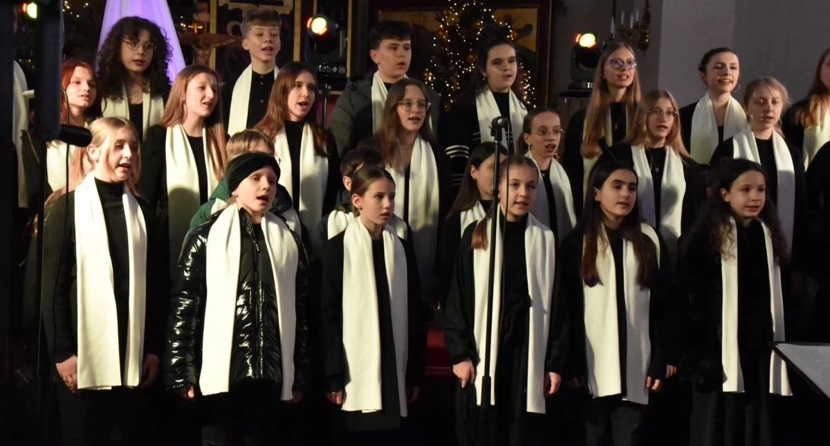 Koncert kolęd w wykonaniu chórów z Wielunia w Kolegiacie p.w. Bożego Ciała