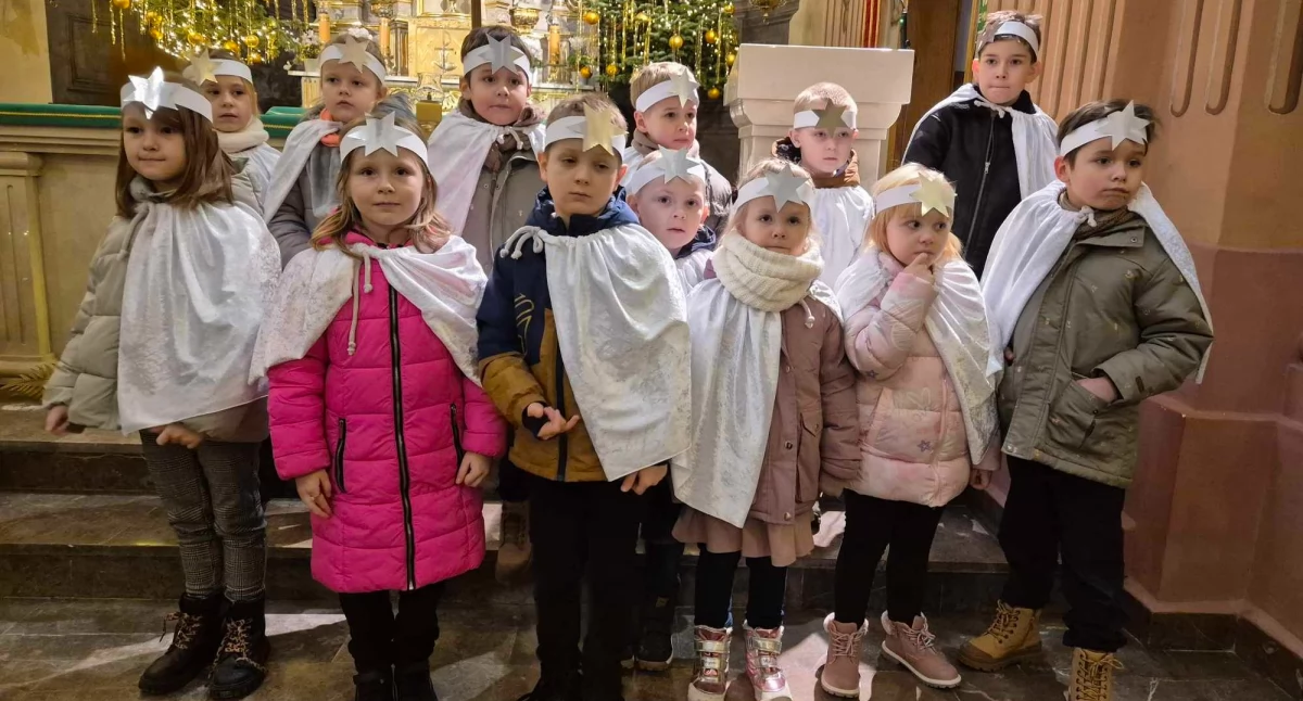 Koncert kolęd z okazji Dnia Babci i Dziadka w wykonaniu dzieci z przedszkola nr 1 w Wieluniu