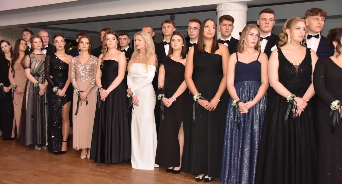 Studniówka Zespołu Szkół nr 1 w Wieluniu: Uroczyście, artystycznie i rodzinnie