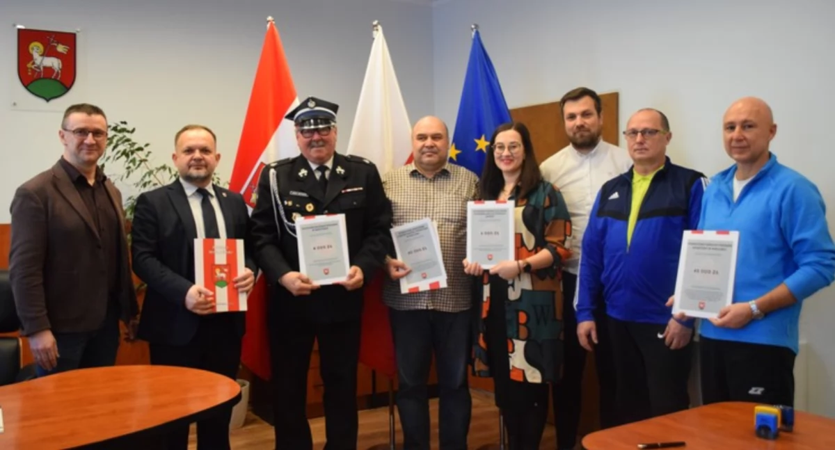 Dotacje na zawody sportowe, integrację społeczników i rozwój młodzieżowych OSP. W Starostwie Powiatowym w Wieluniu podpisano cztery umowy 
