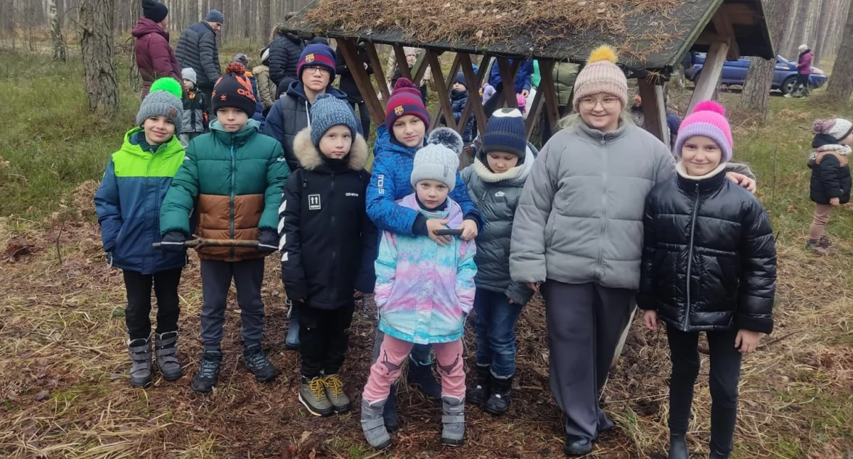 Edukacja ekologiczna w praktyce – uczniowie Szkoły Podstawowej w Skrzynnie odwiedzają Koło Łowieckie „Odyniec”