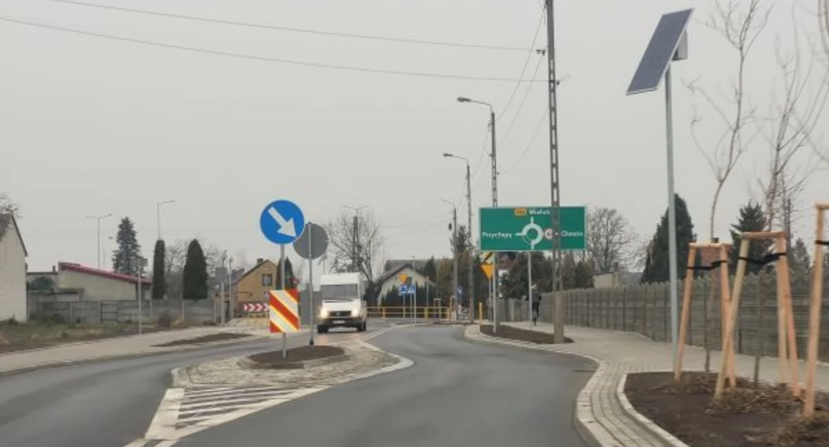 Coś poszło nie tak z „cichym” asfaltem. Nowiutka jezdnia w Wierzchlesie wymaga gruntownej naprawy