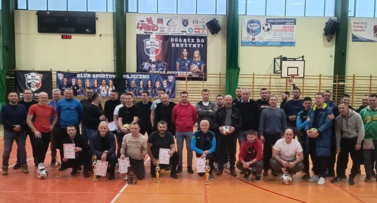 Turniej Halowej Piłki Nożnej Oldboy 2025.Sportowa rywalizacja i przyjacielska atmosfera podczas gry o Puchar Starosty Pajęczańskiego