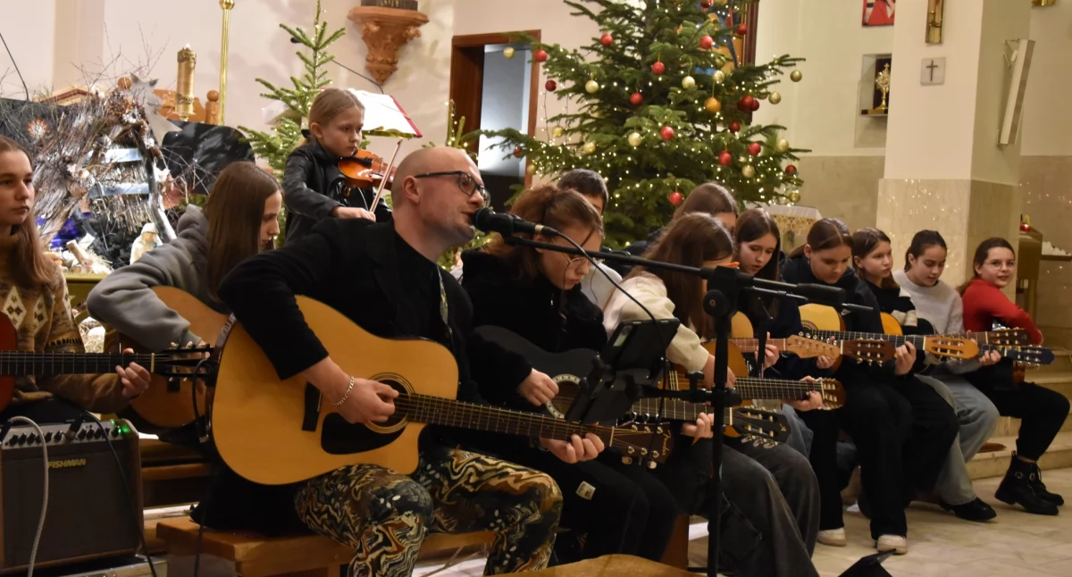 Koncert kolęd grupy gitarowej Powiatowego Młodzieżowego Domu Kultury i Sportu w Wieluniu