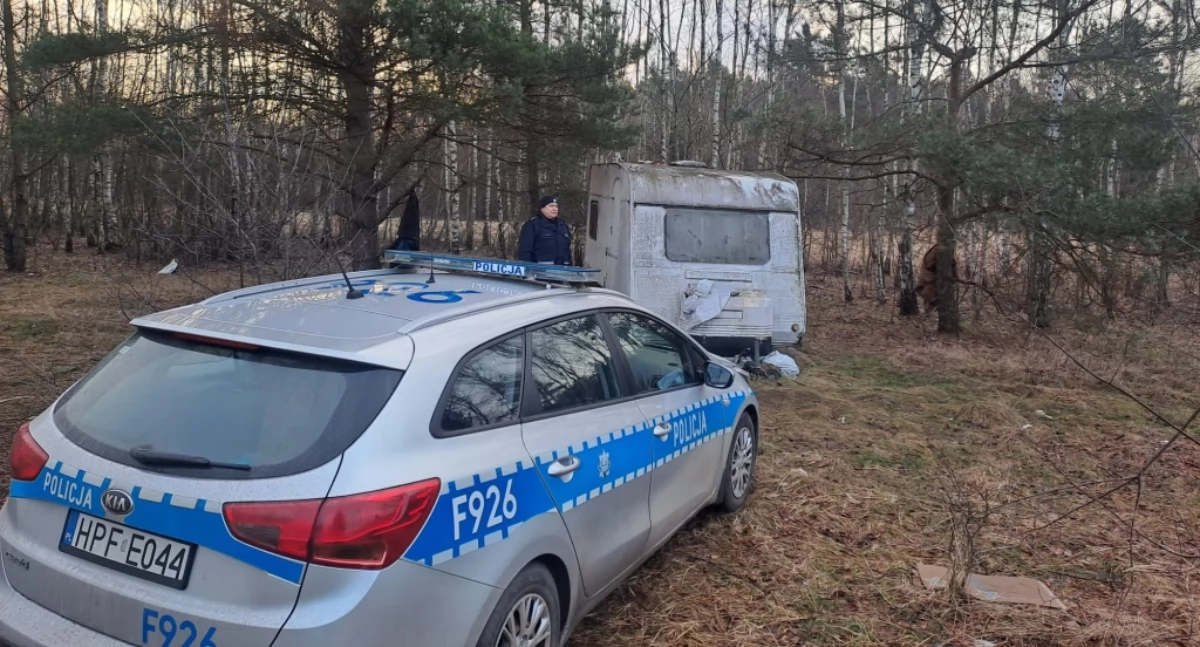 Mieszkał w lesie w przyczepie kempingowej - był wyziębiony, pomoc przyszła w ostatniej chwili 