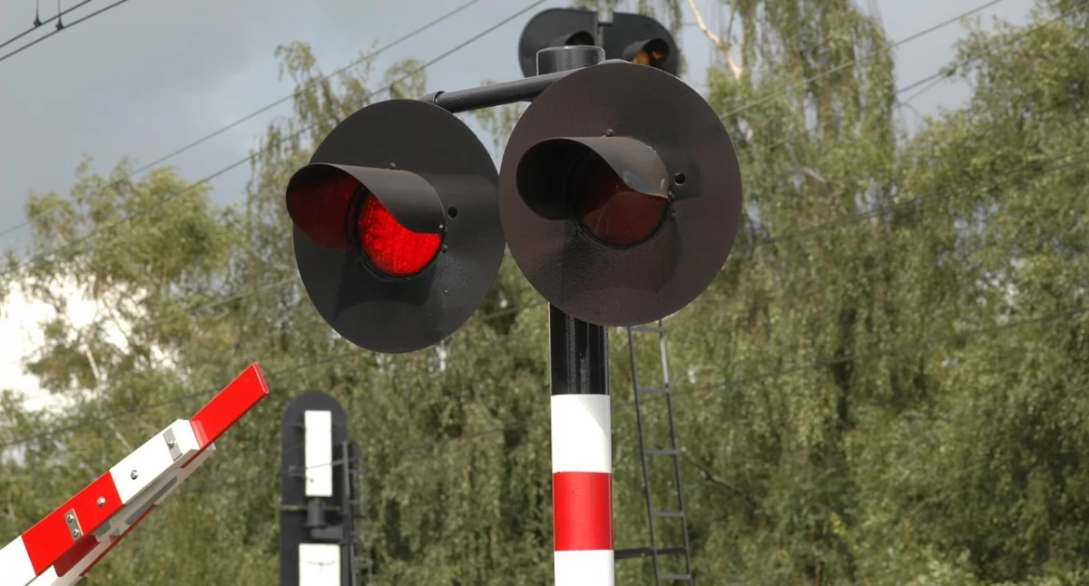 Tragedia na przejeździe kolejowym - 29-latek wjechał wprost pod pociąg