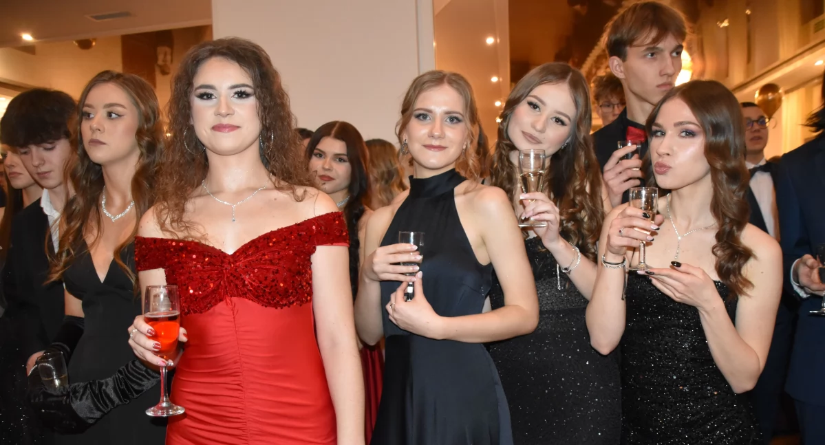 Studniówka maturzystów Zespołu Szkół im. Henryka Sienkiewicza w Pajęcznie: Tradycja i nowoczesność