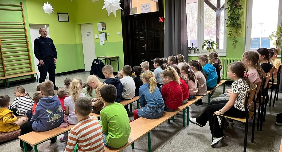 Bezpieczne ferie to podstawa! Edukacyjne spotkania pajęczańskich mundurowych
