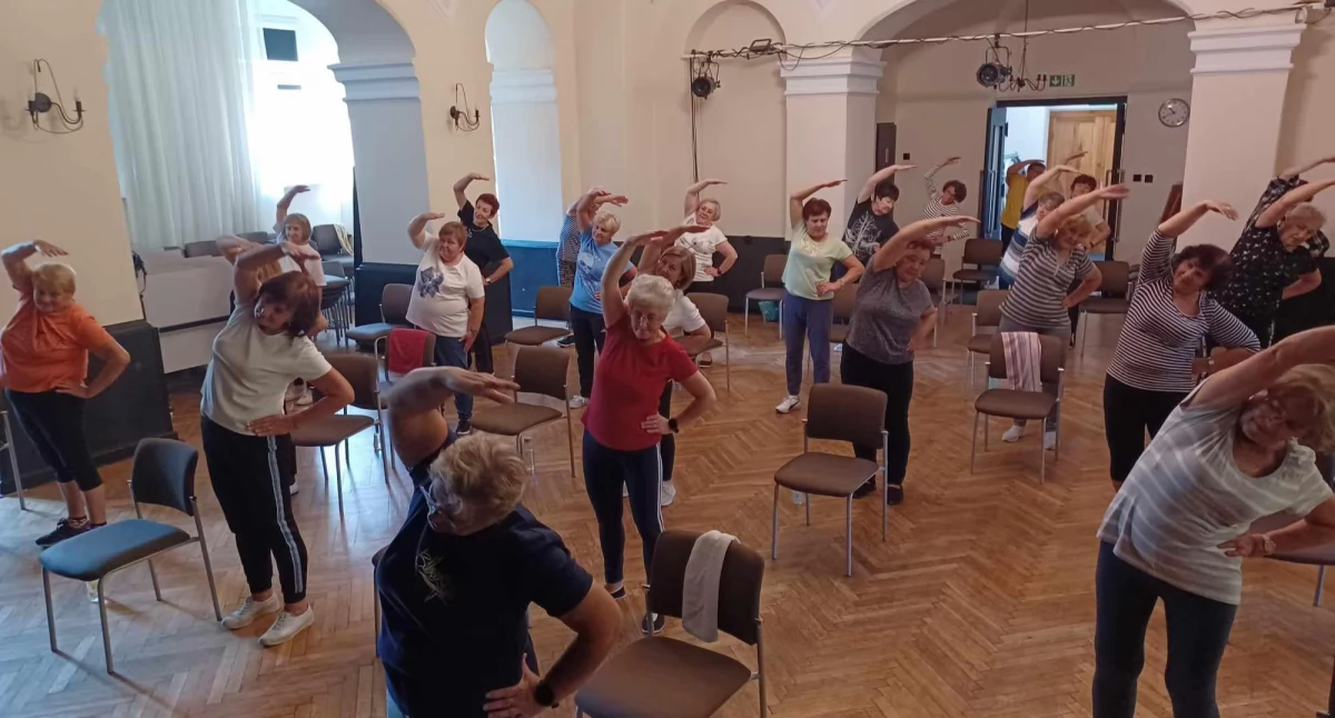 Zajęcia gimnastyczne dla seniorów w Wieluńskim Domu Kultury – aktywność, zdrowie i dobra zabawa