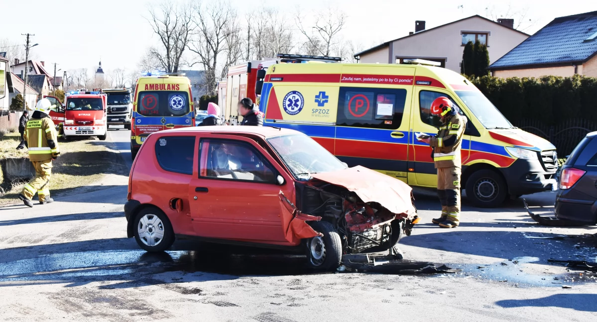 Wypadek w Chotowie: dwie osoby w szpitalu