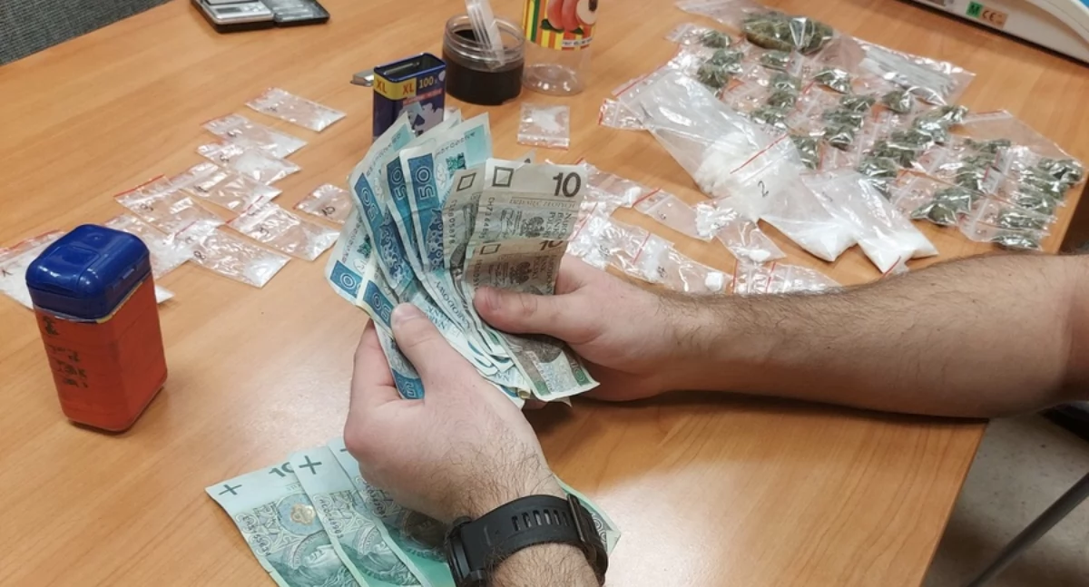 24-letni recydywista zatrzymany. W mieszkaniu miał marihuanę, amfetaminę i metamfetaminę