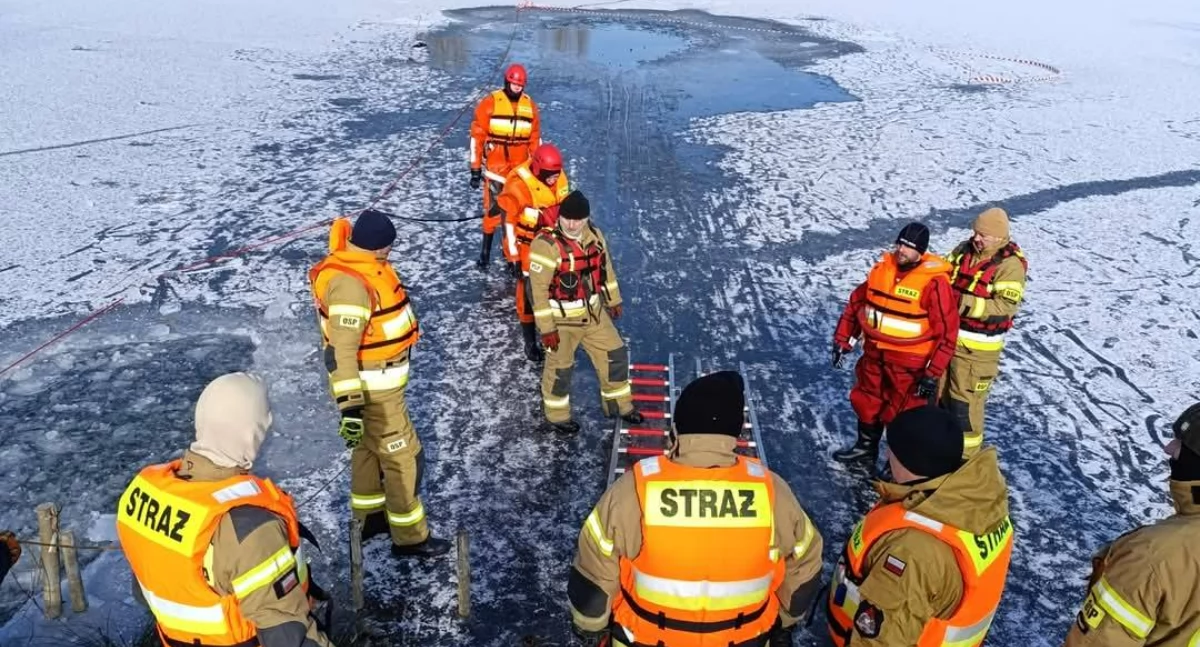 Ćwiczenia strażaków z powiatu pajęczańskiego na lodzie 