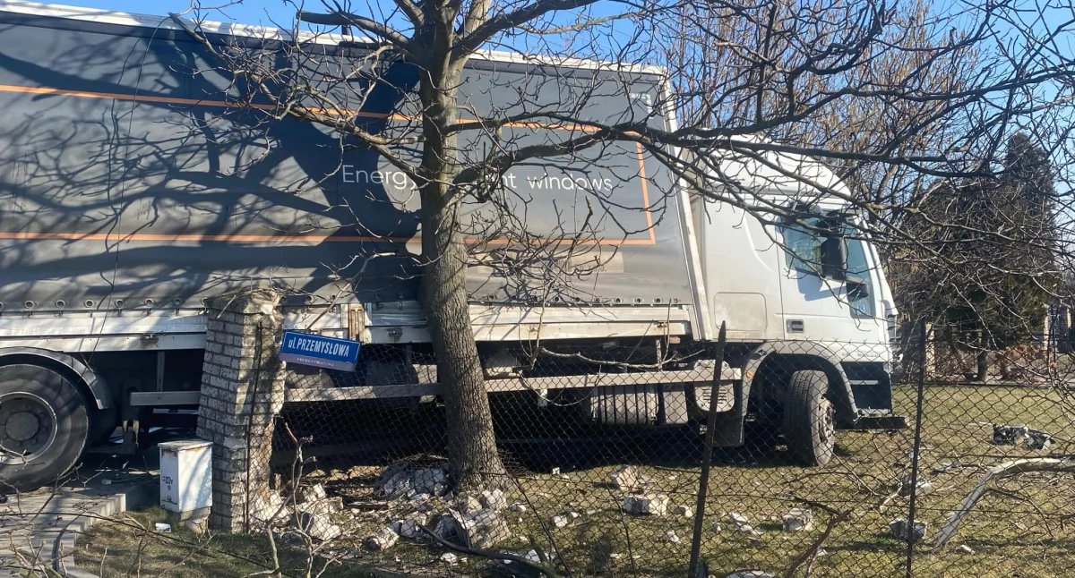 Wypadek na skrzyżowaniu ulic Przemysłowej i Rymarkiewicz w Wieluniu. Ciężarówka zderzyła się z BMW i uderzyła w ogrodzenie