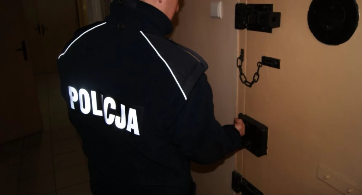 Wybił szybę i wszedł do domu byłej partnerki. Zmusił ją, aby wycofała zeznania
