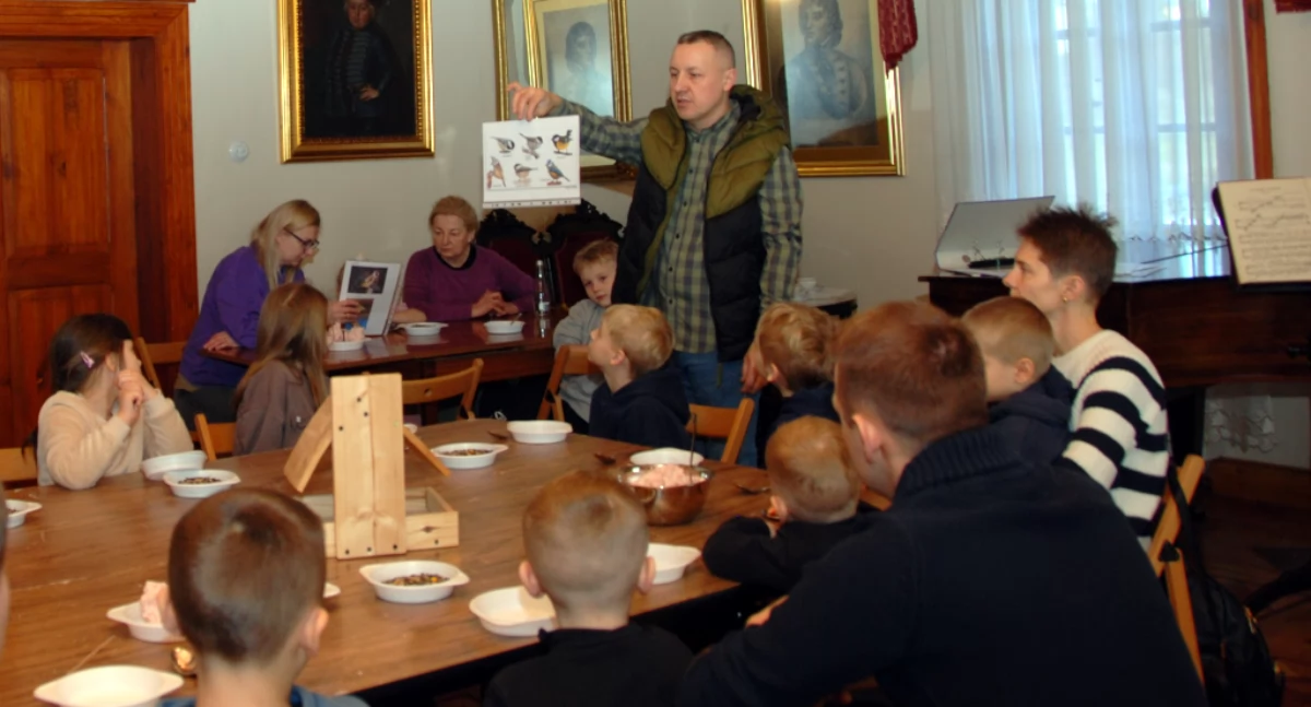 „Ptasia stołówka” – spotkanie feryjne w Muzeum Wnętrz Dworskich w Ożarowie
