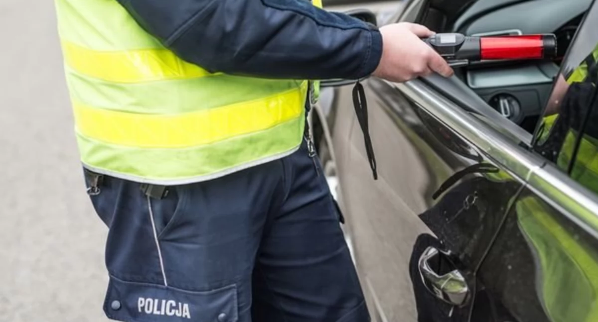 Niebezpiecznie na ul. Ciepłowniczej w Wieluniu. Pijany 34-latek wjechał w latarnię i ogrodzenie!